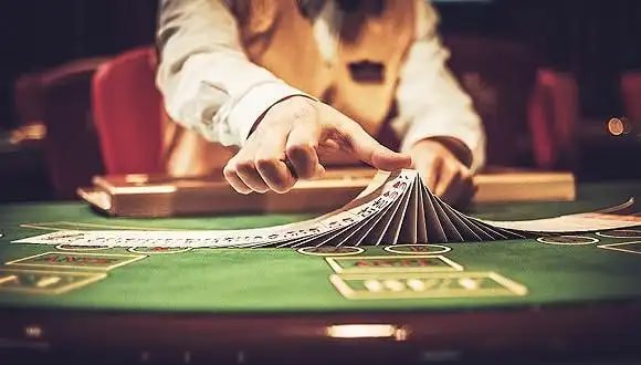 Permainan blackjack langsung di aplikasi situs 66 dengan tampilan dealer profesional